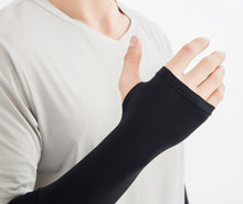 이미지를 갤러리 뷰어에 로드 , Twin Pack Unisex UV Protective Cooling Arm Sleeves with Thumb Holes UPF 50+ Two Pairs White/Black L
